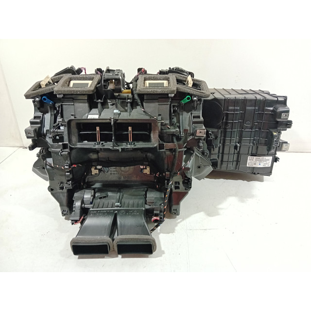 Carter de dispositif de chauffage BMW 5 serie Touring (F11) (2013 - 2017) Combi 550i V8 32V TwinPower Turbo (N63-B44A)