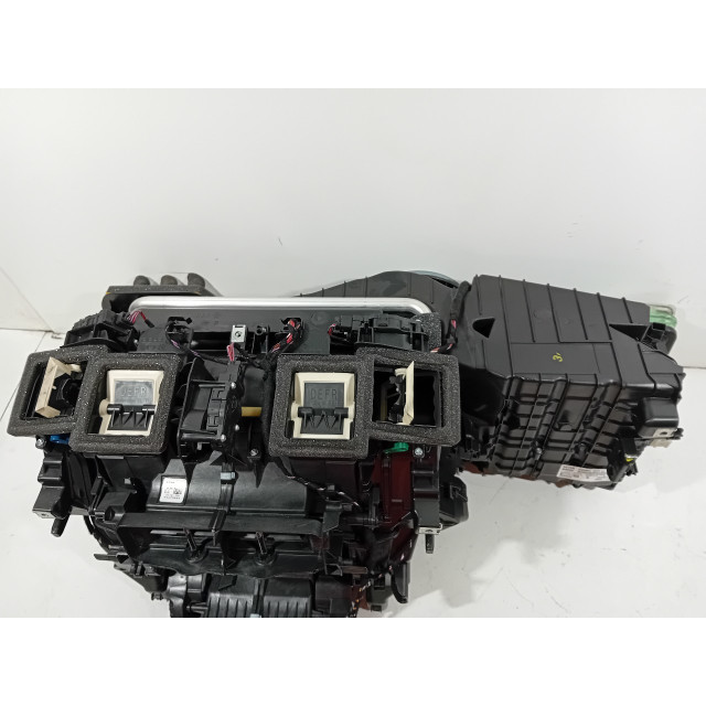 Carter de dispositif de chauffage BMW 5 serie Touring (F11) (2013 - 2017) Combi 550i V8 32V TwinPower Turbo (N63-B44A)