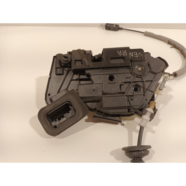 Verrouillage central électrique de porte à mécanisme de verrouillage arrière droit Volkswagen Jetta IV (162/16A) (2010 - 2015) Sedan 1.6 TDI 16V (CAYC(Euro 5))