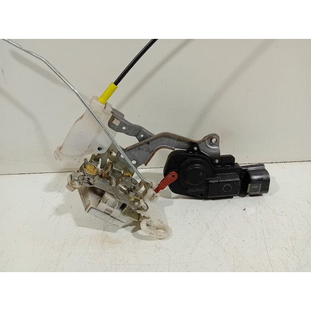 Verrouillage central électrique de porte à mécanisme de verrouillage avant droit Toyota Aygo (B10) (2005 - 2014) Hatchback 1.0 12V VVT-i (1KR-FE)