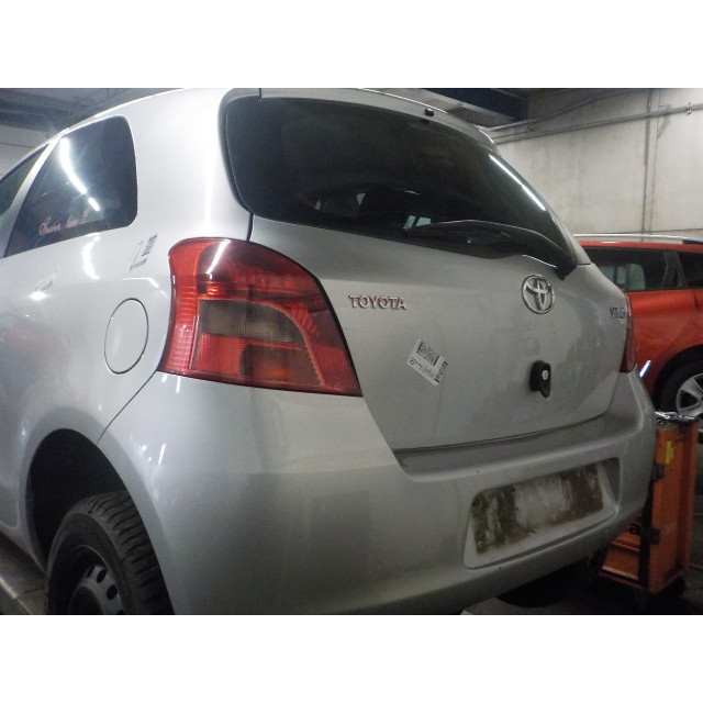 Verrouillage central électrique de porte à mécanisme de verrouillage avant droit Toyota Yaris II (P9) (2005 - 2010) Hatchback 1.3 16V VVT-i (2SZFE)