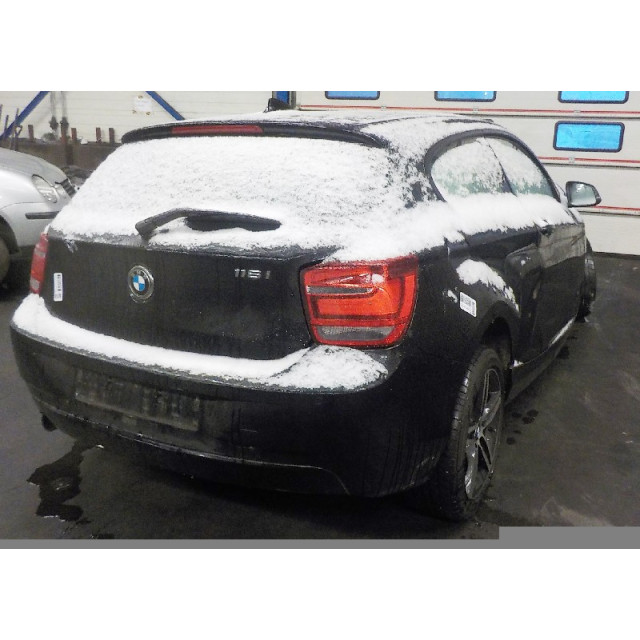 Poignée de porte avant gauche BMW 1 serie (F21) (2011 - 2015) Hatchback 3-drs 116i 1.6 16V (N13-B16A)