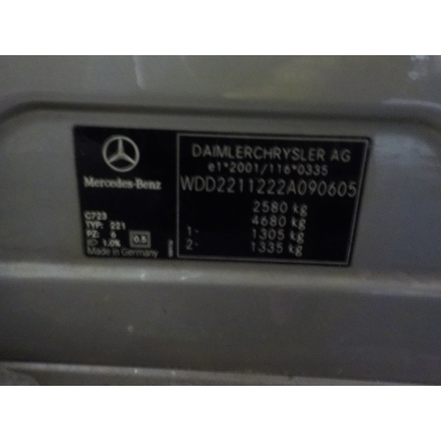 Charnière droite de capot Mercedes-Benz S (W221) (2005 - 2009) Sedan 3.0 S-320 CDI 24V (OM642.930)
