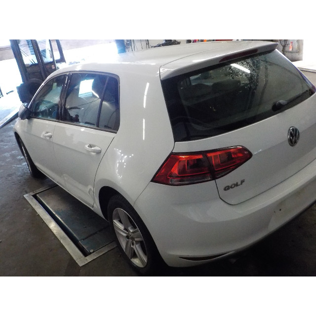 Support de phare gauche Volkswagen Golf VII (AUA) (2012 - 2020) Hatchback 2.0 TDI 16V (CRBC)