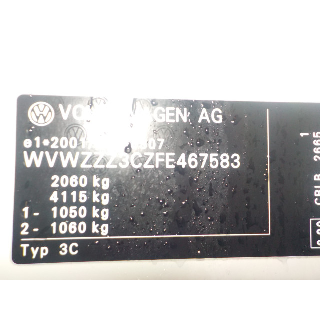 Charnière gauche de capot Volkswagen Passat Variant (3G5) (2014 - présent) Combi 2.0 TDI 16V 150 (CRLB)