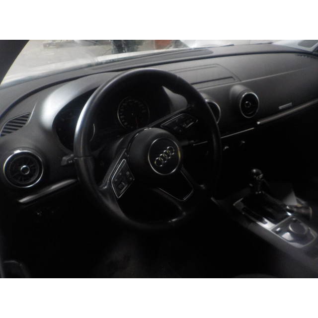 Jambe de force avant gauche Audi A3 Sportback (8VA/8VF) (2012 - 2020) Hatchback 5-drs 2.0 TDI 16V (CRBC)