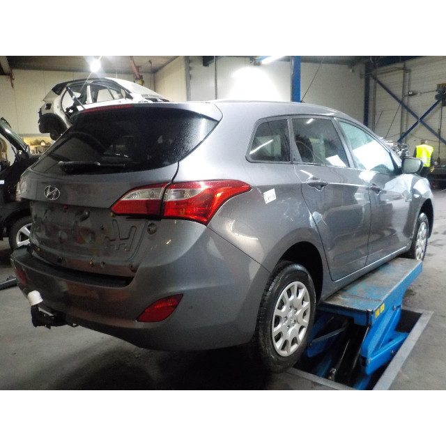 Feu arrière de porte de coffre - droit Hyundai i30 Wagon (GDHF5) (2012 - 2017) Combi 1.6 GDI Blue 16V (G4FD(Euro 4))