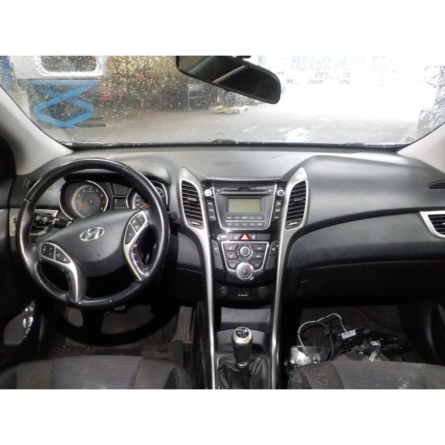 Lève-vitres électrique arrière gauche Hyundai i30 Wagon (GDHF5) (2012 - 2017) Combi 1.6 GDI Blue 16V (G4FD(Euro 4))