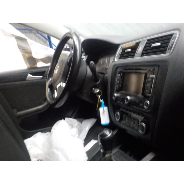 Lève-vitres électrique arrière droit Volkswagen Jetta IV (162/16A) (2010 - 2015) Sedan 1.6 TDI 16V (CAYC(Euro 5))