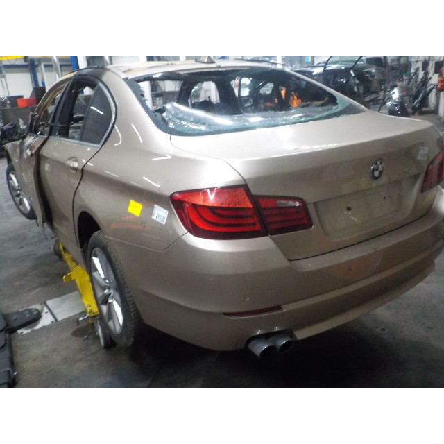 Charnière droite de capot BMW 5 serie (F10) (2011 - 2016) Sedan 528i xDrive 16V (N20-B20A)