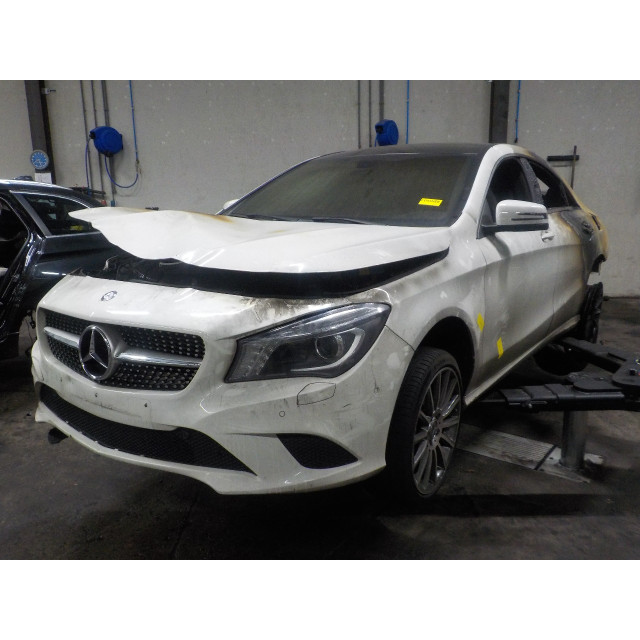 Étrier avant gauche Mercedes-Benz CLA (117.3) (2013 - 2019) Sedan 1.6 CLA-200 16V (M270.910)