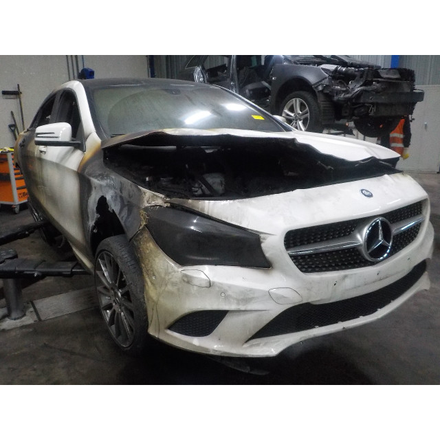Étrier avant gauche Mercedes-Benz CLA (117.3) (2013 - 2019) Sedan 1.6 CLA-200 16V (M270.910)