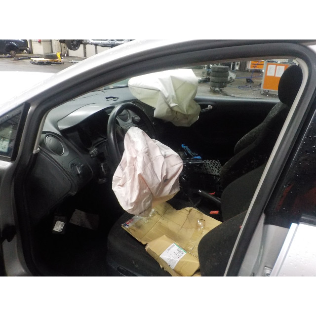 Lève-vitres électrique avant gouche Seat Ibiza ST (6J8) (2012 - 2015) Combi 1.2 TSI (CBZA)