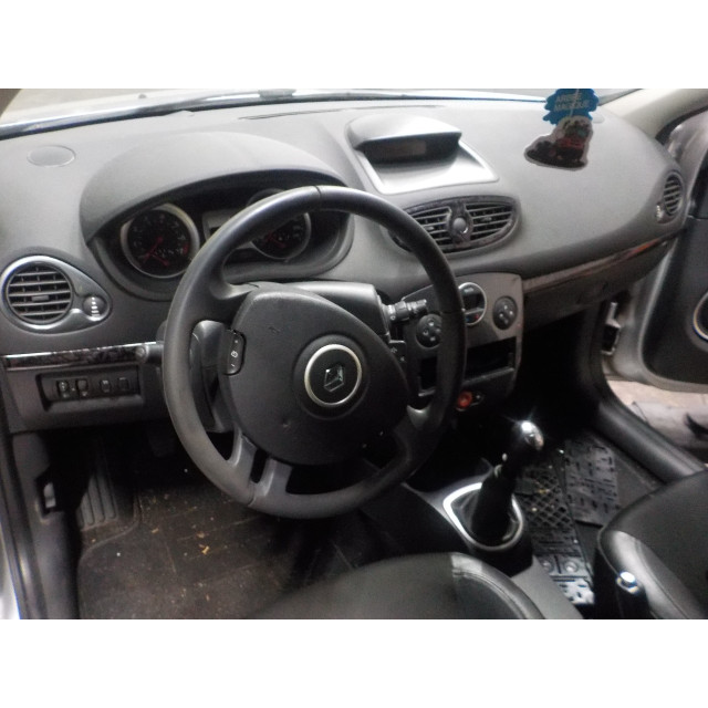 Capot Renault Clio III (BR/CR) (2006 - 2014) Hatchback 2.0 16V (M4R-700)