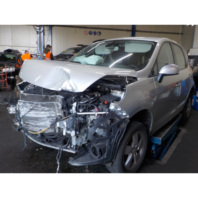 Aile avant droite Renault Scénic III (JZ) (2009 - 2016) MPV 2.0 16V CVT (M4R-F711)