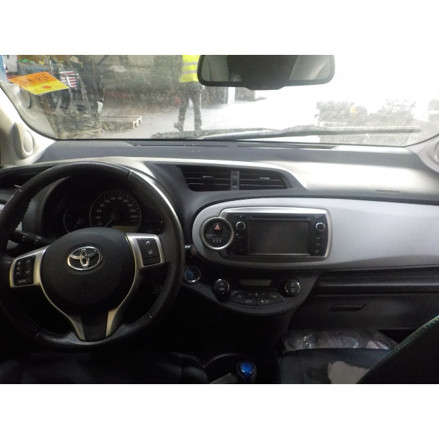 Jambe de force avant gauche Toyota Yaris III (P13) (2012 - 2020) Hatchback 1.5 16V Hybrid (1NZ-FXE)