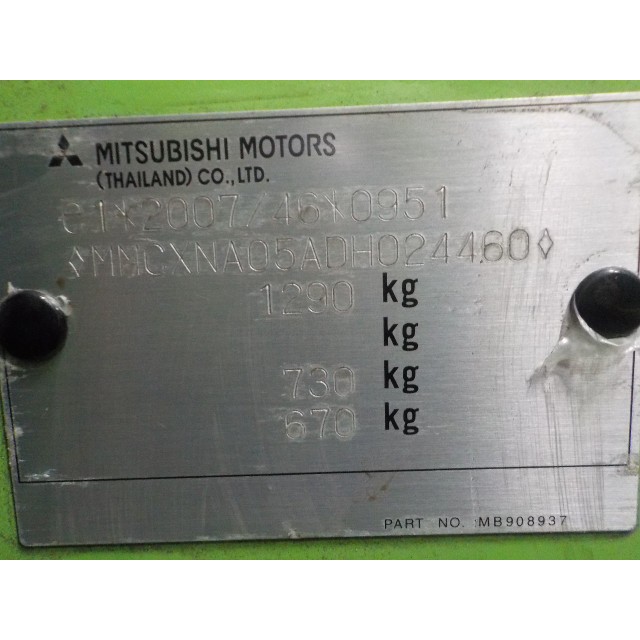 Boîte à fusibles Mitsubishi Space Star (A0) (2012 - présent) Space Star Hatchback 1.0 12V Mivec AS&G (3A90)