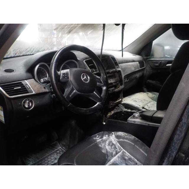 Moteur d'essuie-glaces de pare-brise Mercedes-Benz-Benz ML III (166) (2011 - 2015) SUV 3.0 ML-350 BlueTEC V6 24V 4-Matic (OM642.826)