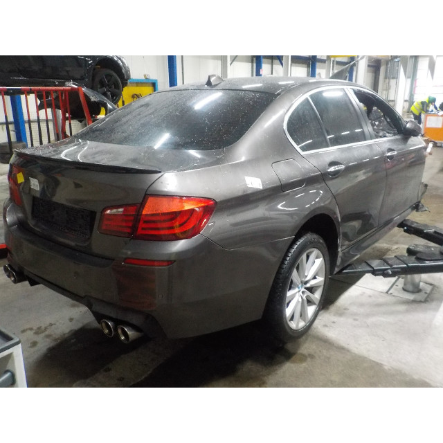 Feu arrière de porte de coffre - gauche BMW 5 serie (F10) (2010 - 2011) Sedan 530d 24V (N57-D30A)