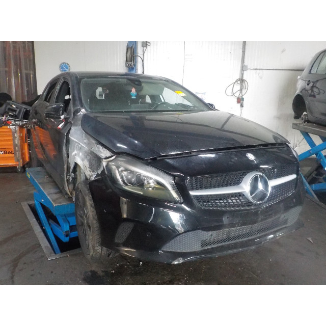 Déblocage de frein à main Mercedes-Benz A (W176) (2012 - 2018) Hatchback 1.6 A-200 16V (M270.910)