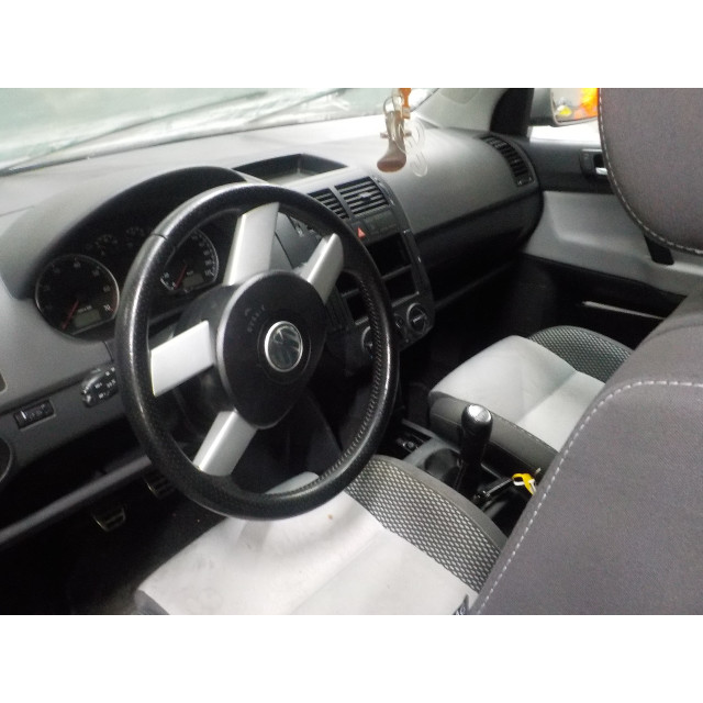 Grille Volkswagen Polo IV (9N1/2/3) (2006 - 2009) Hatchback 1.4 16V (BUD)